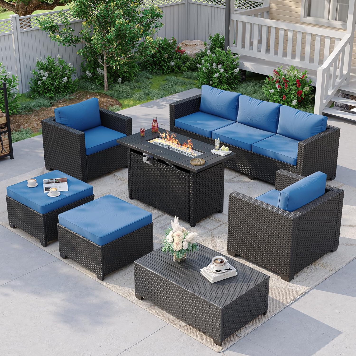 Outdoor Furniture And Fire Pit - Canapé d'extérieur bleu marine avec table